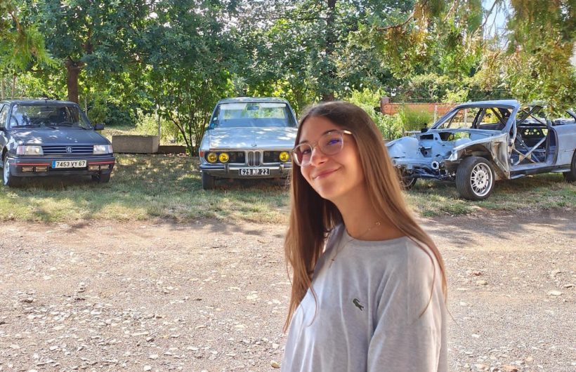 Camille et trois de ses voitures
