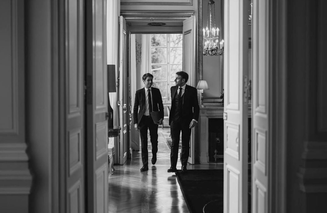 Emmanuel Macron et Gabriel Attal déambulant dans le Palais de l'Élysée