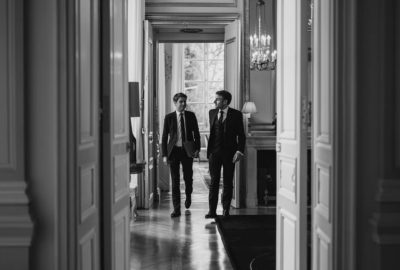 Emmanuel Macron et Gabriel Attal déambulant dans le Palais de l'Élysée