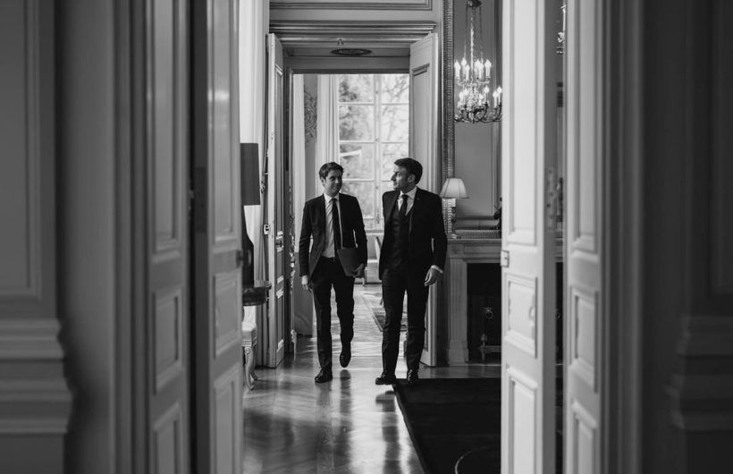 Emmanuel Macron et Gabriel Attal déambulant dans le Palais de l'Élysée